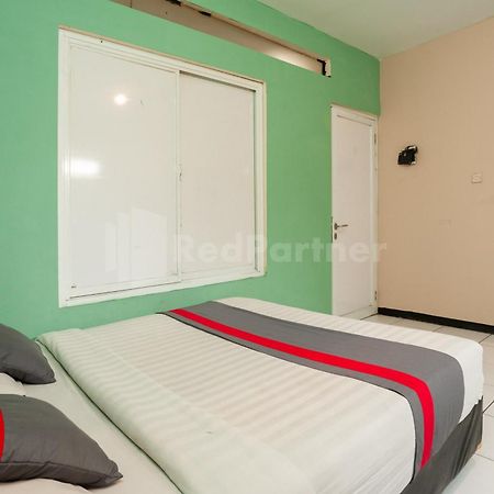 J&B Rooms Pramuka Jakarta Mitra Reddoorz Exterior foto