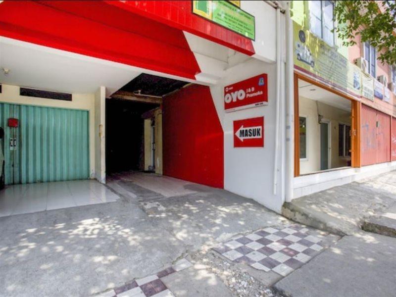 J&B Rooms Pramuka Jakarta Mitra Reddoorz Exterior foto