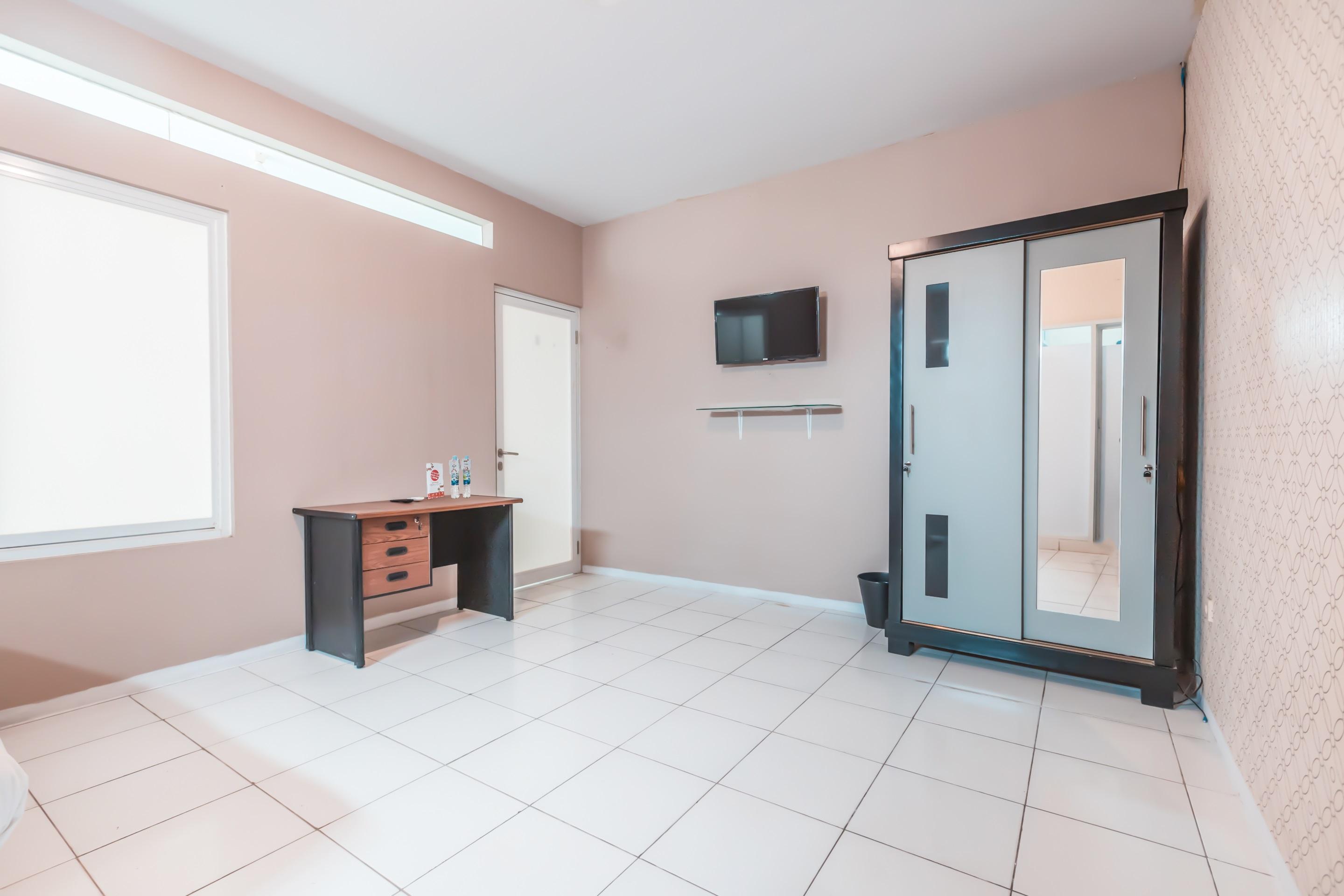 J&B Rooms Pramuka Jakarta Mitra Reddoorz Exterior foto