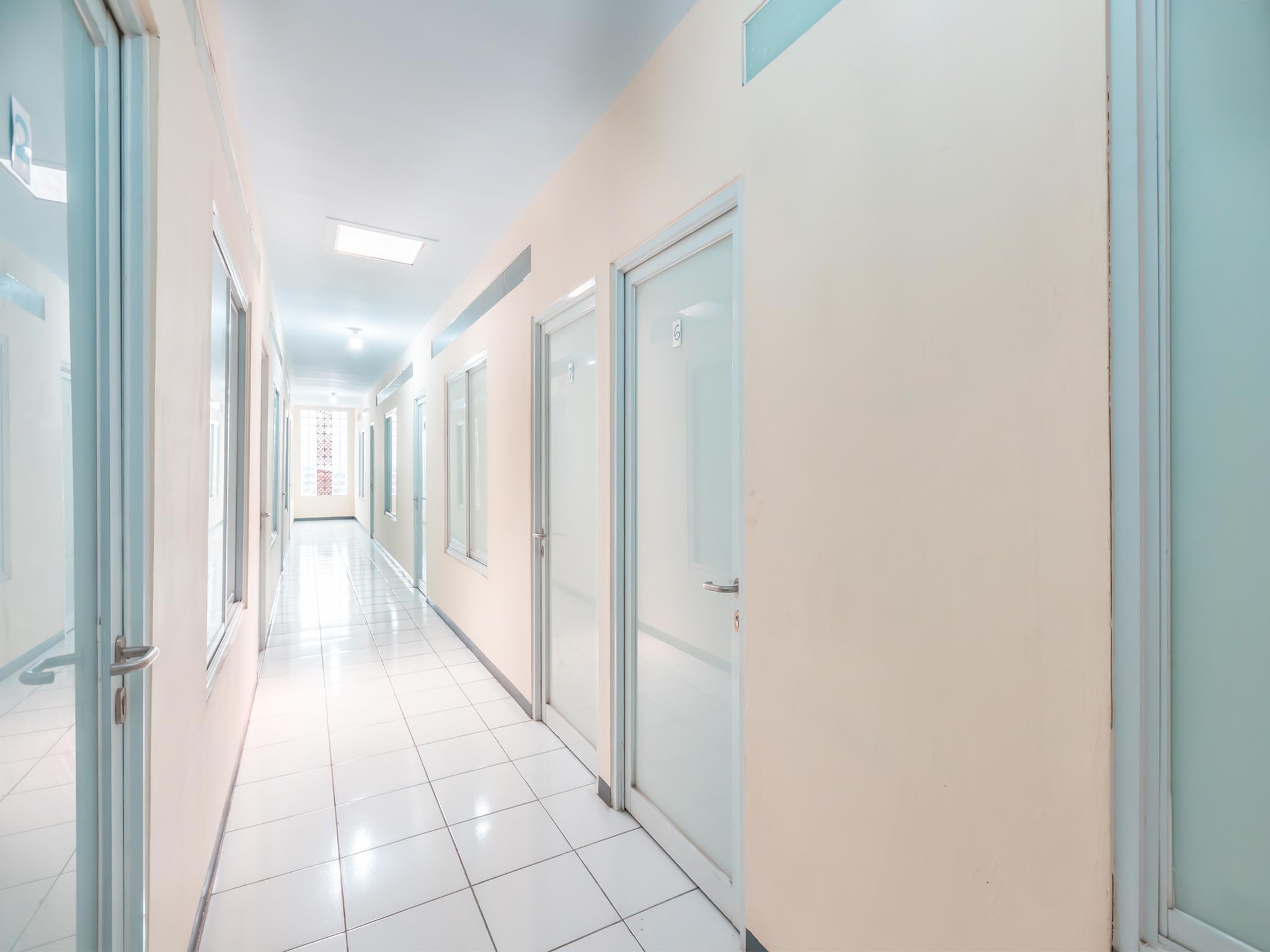 J&B Rooms Pramuka Jakarta Mitra Reddoorz Exterior foto