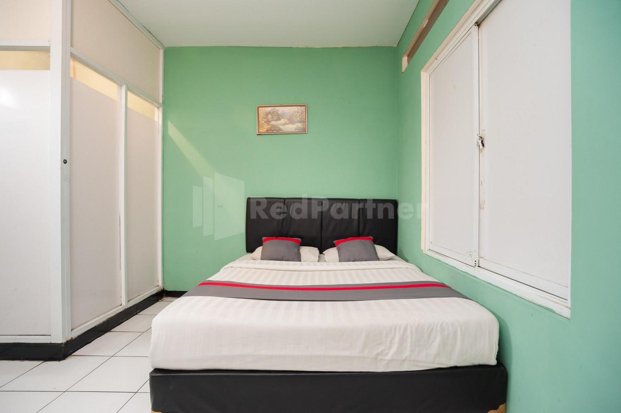 J&B Rooms Pramuka Jakarta Mitra Reddoorz Exterior foto
