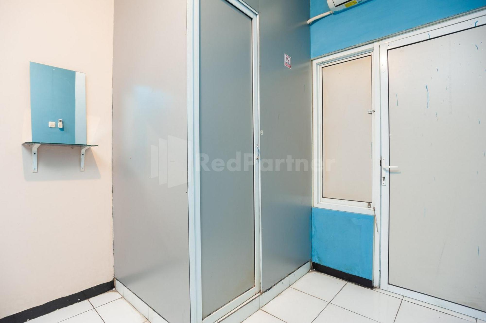J&B Rooms Pramuka Jakarta Mitra Reddoorz Exterior foto