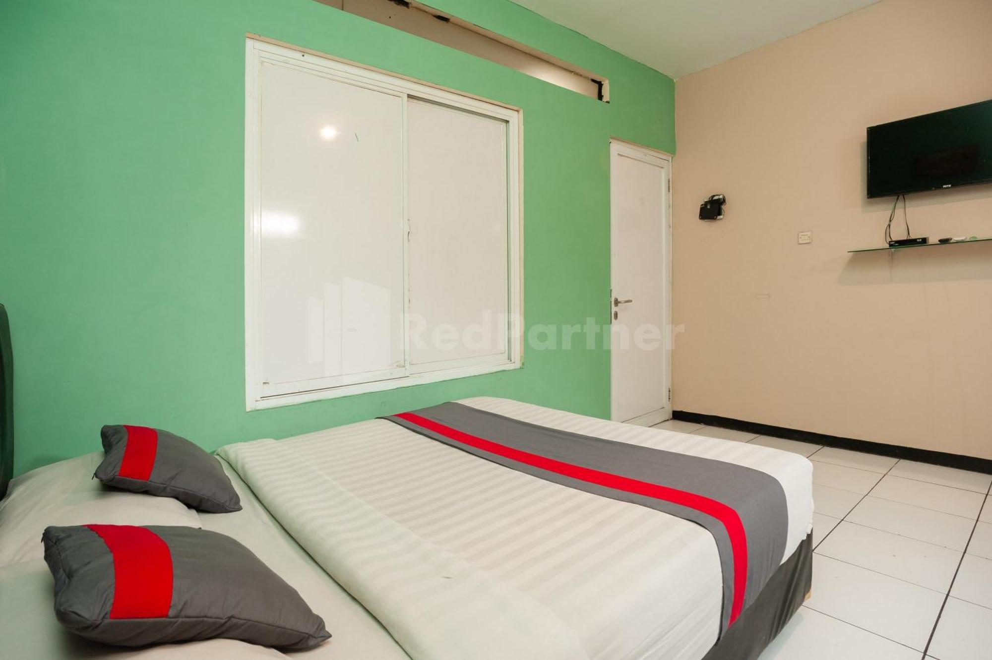 J&B Rooms Pramuka Jakarta Mitra Reddoorz Exterior foto