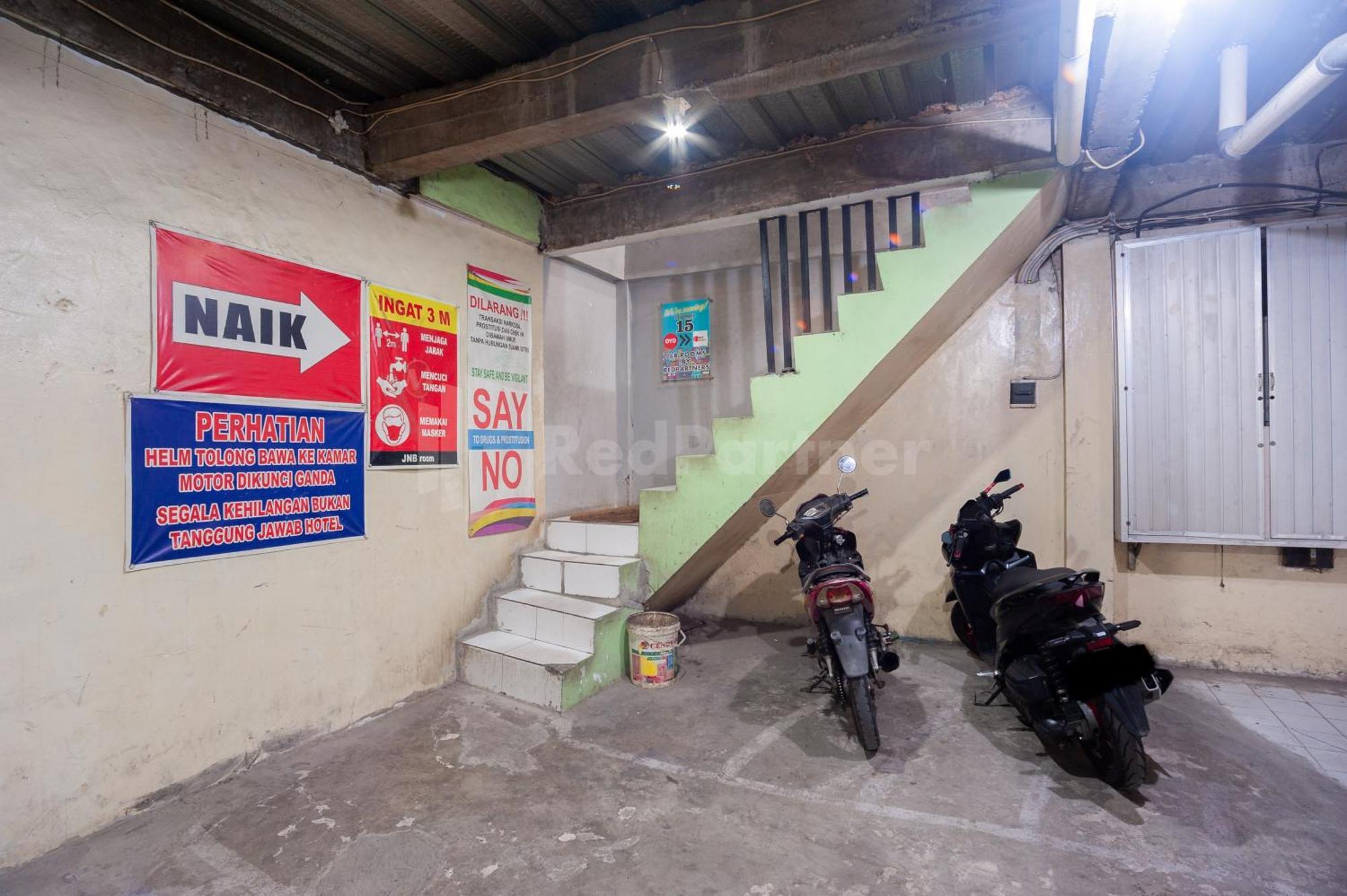 J&B Rooms Pramuka Jakarta Mitra Reddoorz Exterior foto