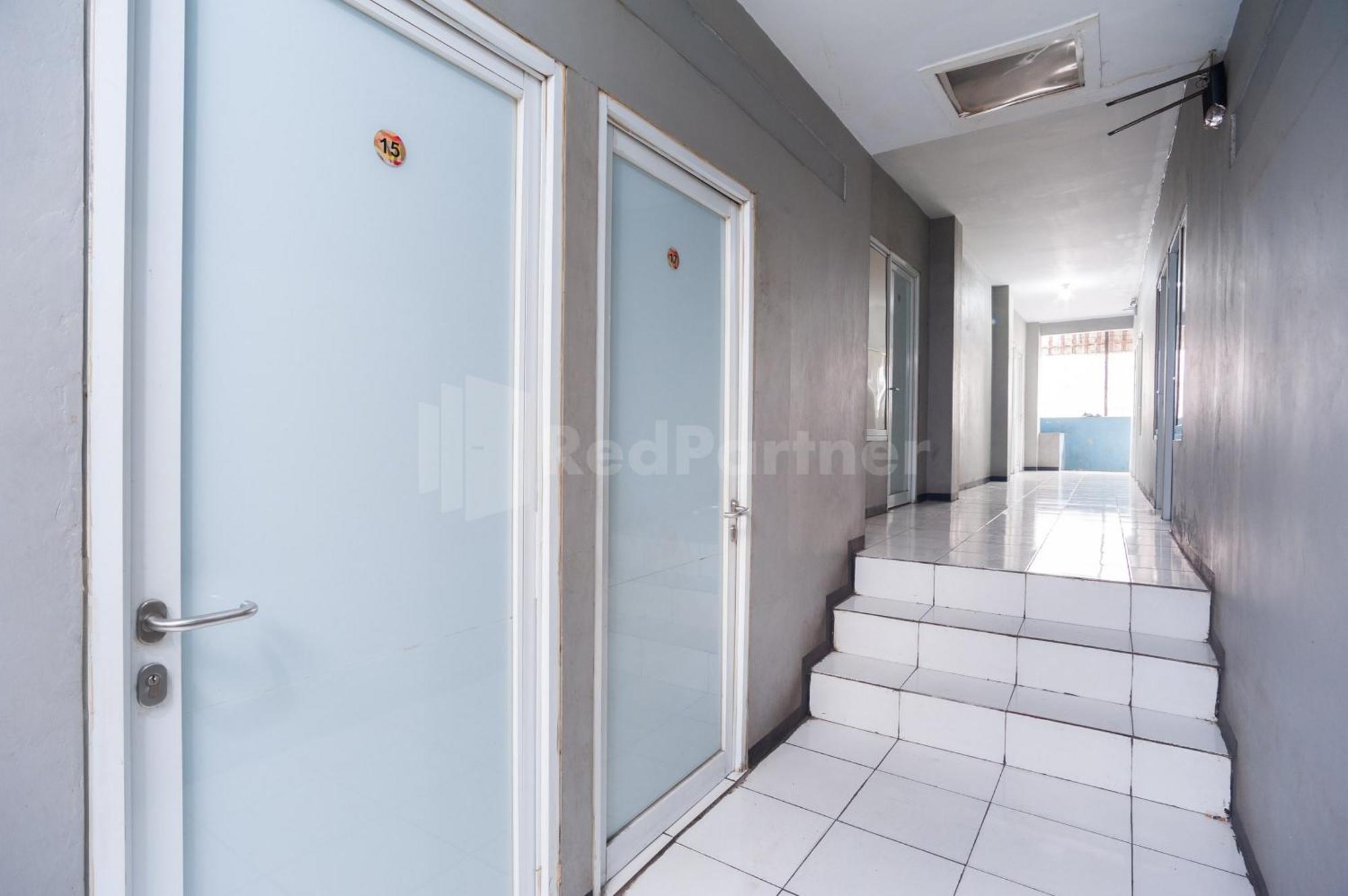 J&B Rooms Pramuka Jakarta Mitra Reddoorz Exterior foto