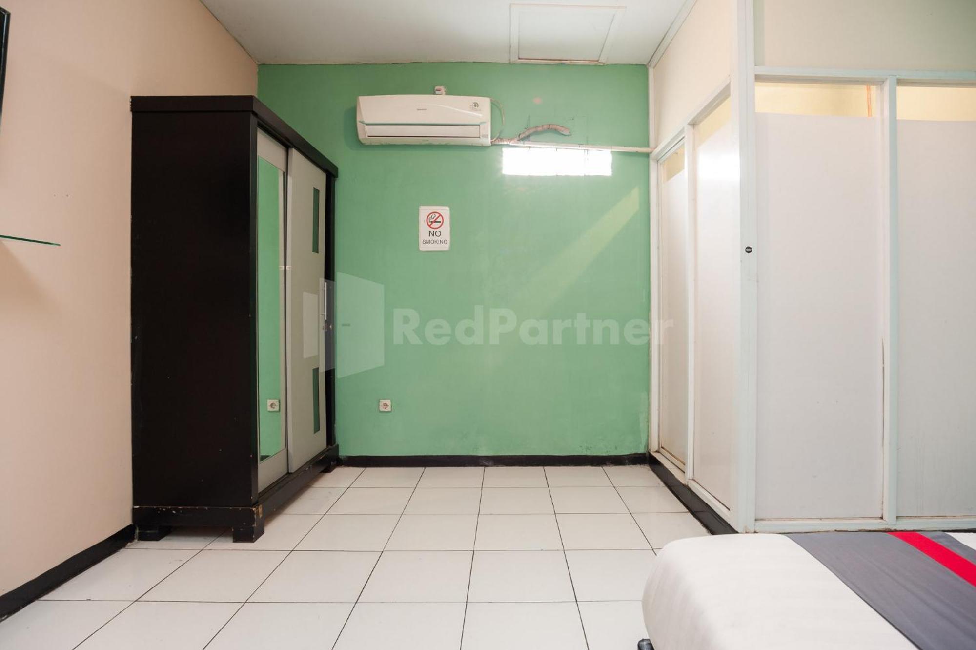 J&B Rooms Pramuka Jakarta Mitra Reddoorz Exterior foto