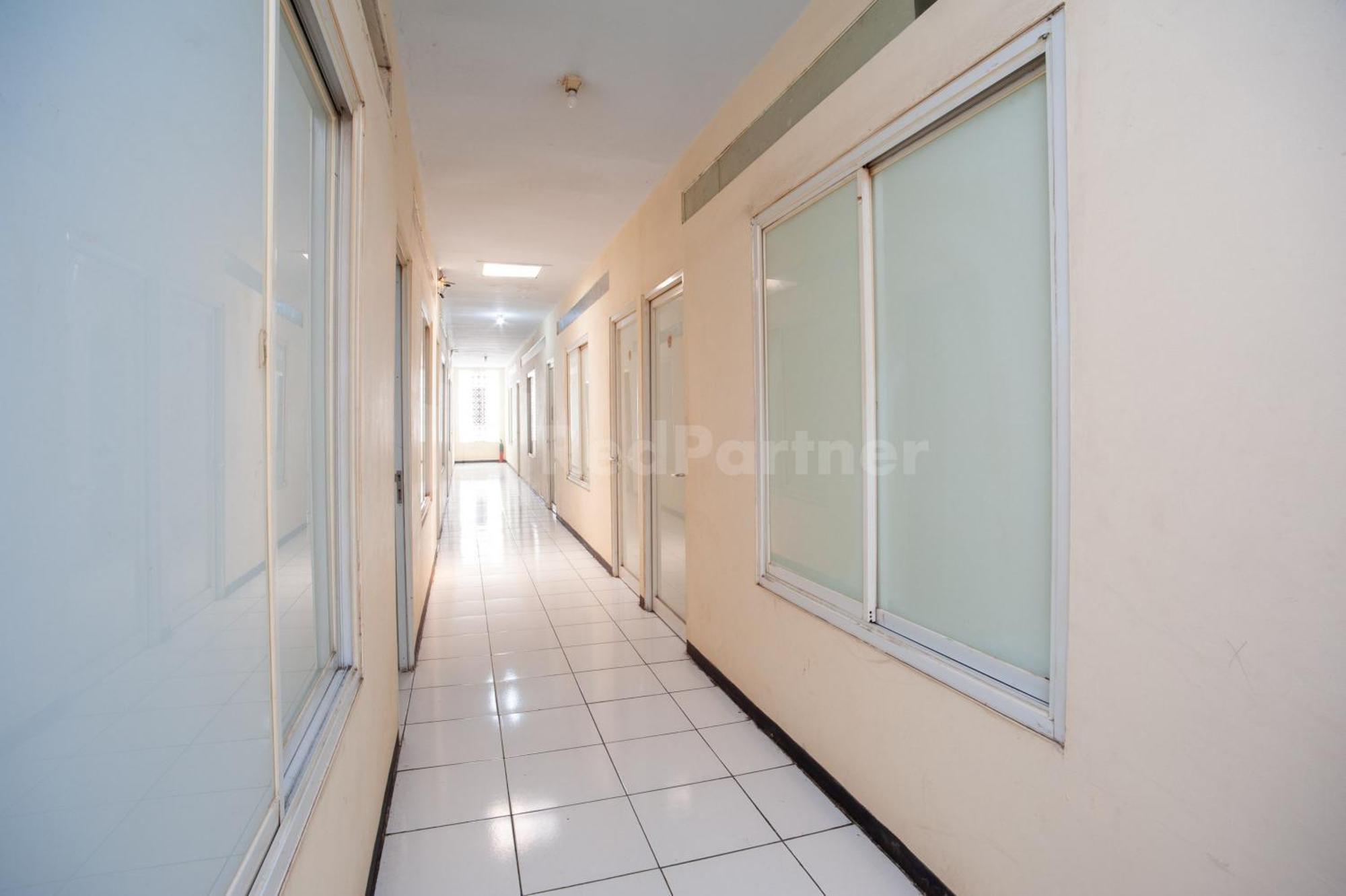 J&B Rooms Pramuka Jakarta Mitra Reddoorz Exterior foto