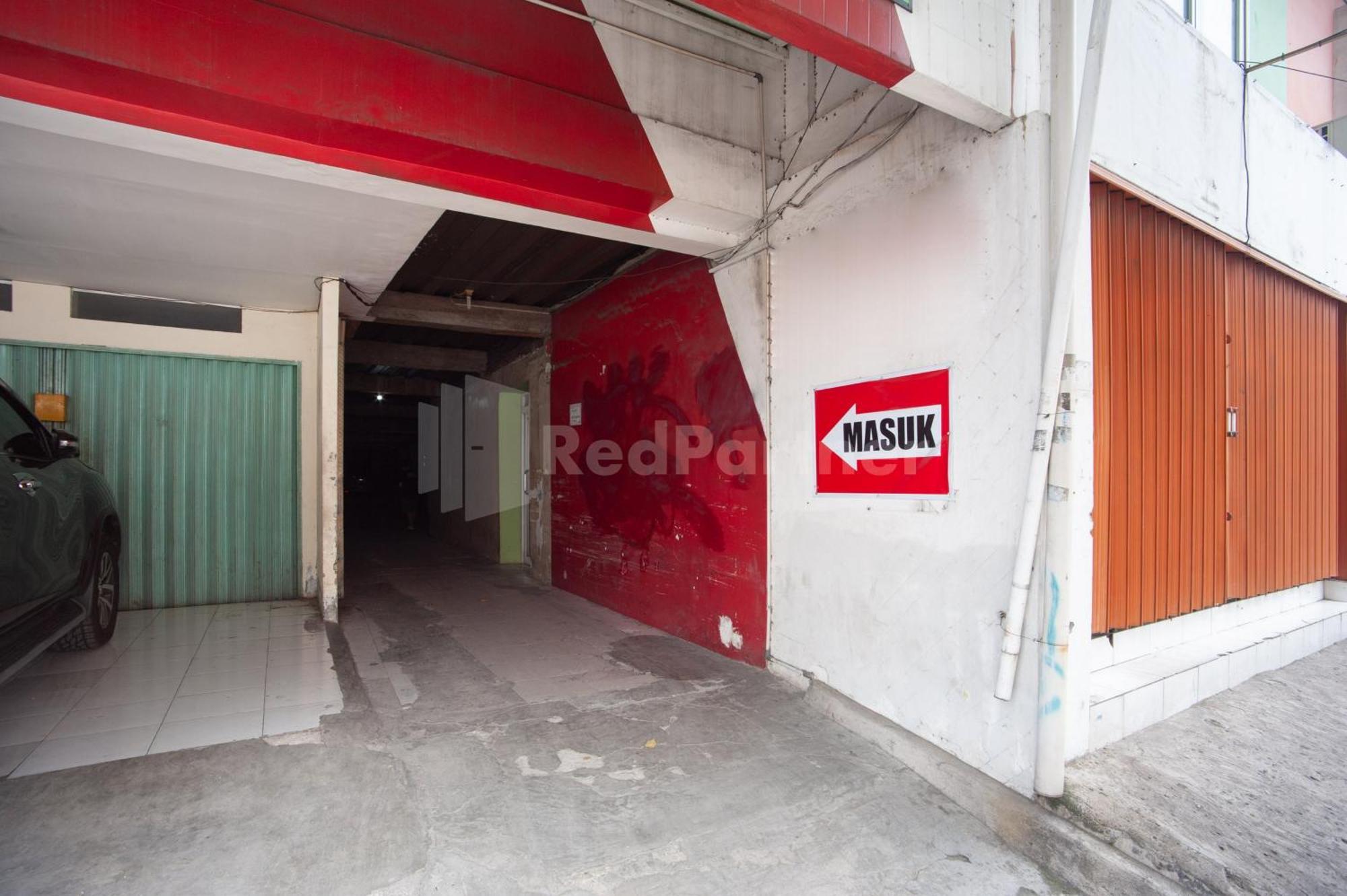 J&B Rooms Pramuka Jakarta Mitra Reddoorz Exterior foto