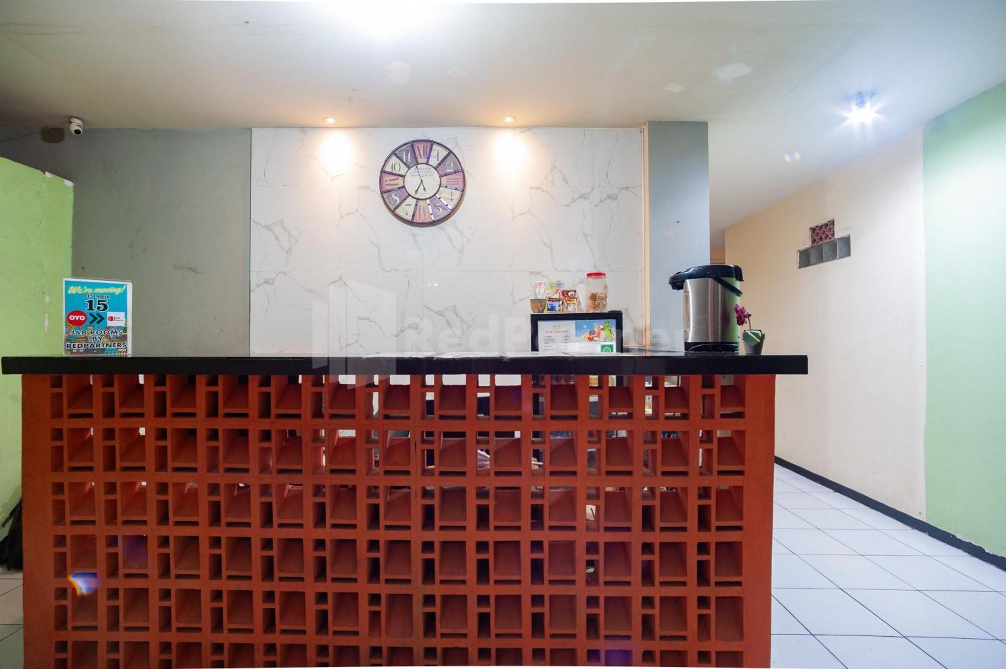 J&B Rooms Pramuka Jakarta Mitra Reddoorz Exterior foto