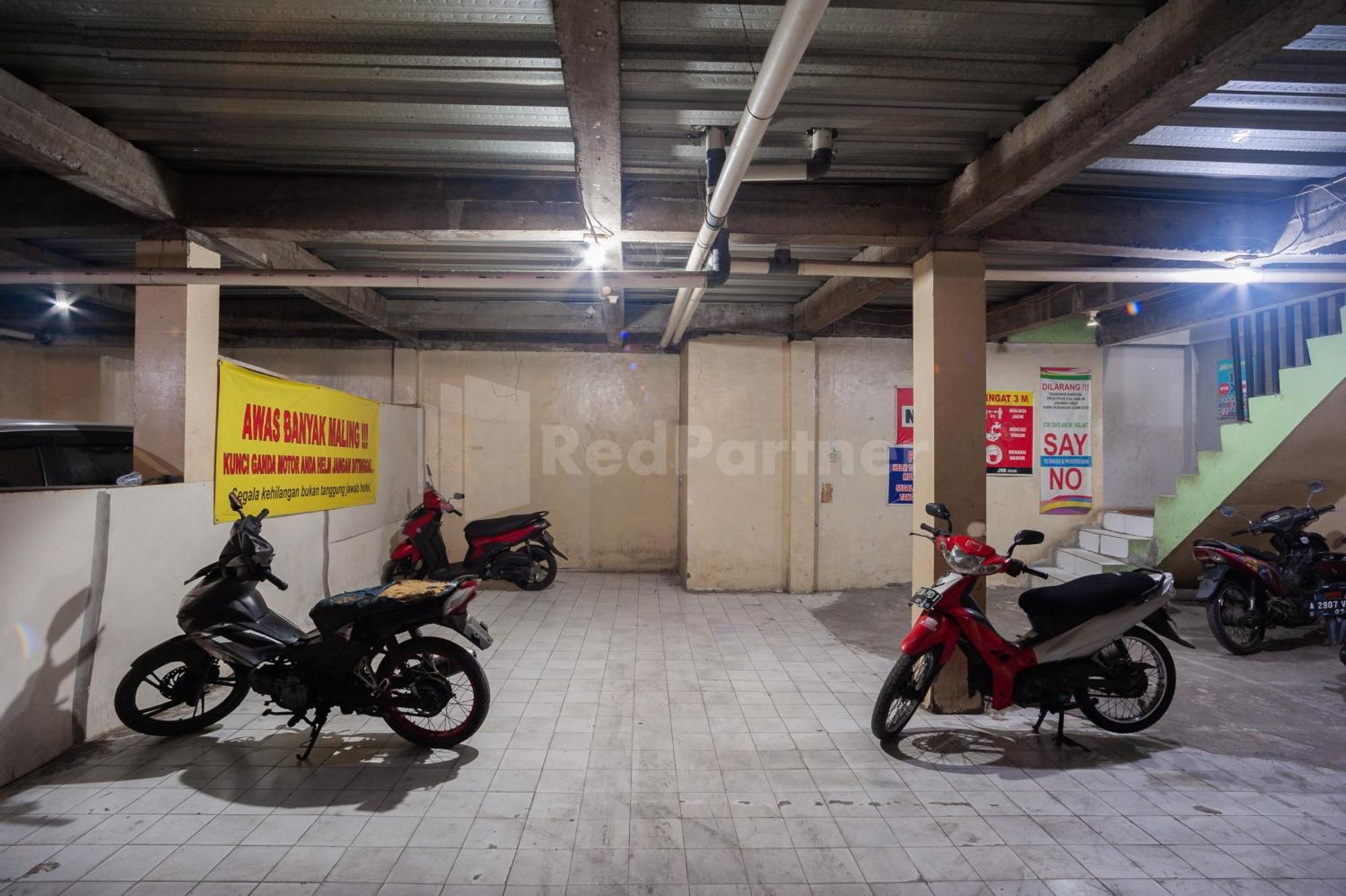 J&B Rooms Pramuka Jakarta Mitra Reddoorz Exterior foto